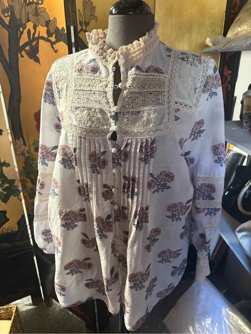 Sundance White Blouse with Pink Floral and Lace Trim xl